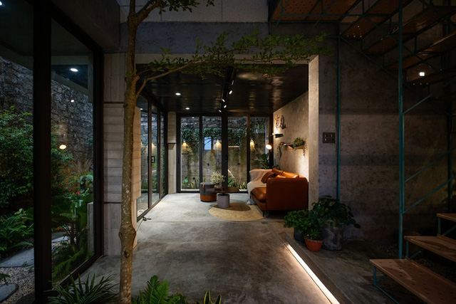 Nhà ở Đà Lạt được ví như “cuộc chơi của những sự đối lập”, tận dụng cửa kính lấy view rừng đẹp quên sầu - Ảnh 6.