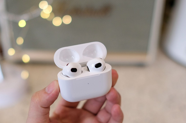 Trải nghiệm AirPods 3: Nâng cấp sáng giá, kế thừa nhiều tính năng xịn từ AirPods Pro, chỉ có giá là chát - Ảnh 3. Trải nghiệm AirPods 3: Nâng cấp sáng giá, kế thừa nhiều tính năng xịn từ AirPods Pro, chỉ có giá là chát - Ảnh 3.