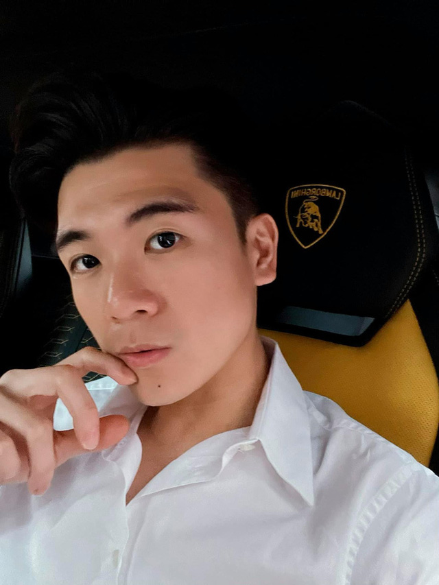 Trở thành lãnh đạo ngân hàng ở tuổi 32, cậu cả nhà bầu Hiển còn khiến dân tình chết mê khi check-in cùng dàn xe trị giá hơn 100 tỷ đồng - Ảnh 4. Trở thành lãnh đạo ngân hàng ở tuổi 32, cậu cả nhà bầu Hiển còn khiến dân tình chết mê khi check-in cùng dàn xe trị giá hơn 100 tỷ đồng - Ảnh 4.