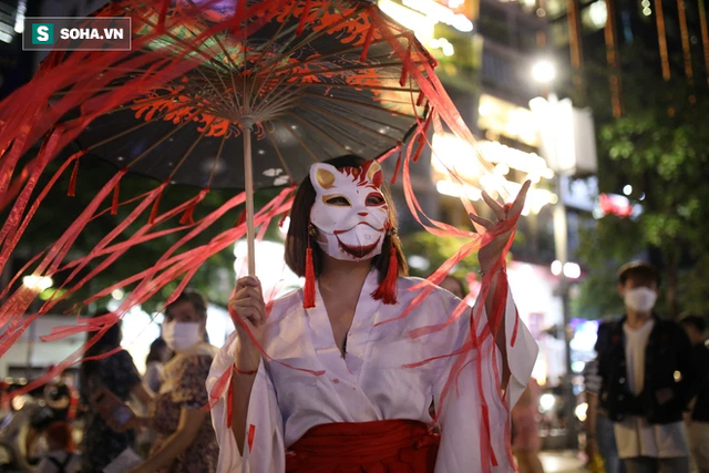 Sài Gòn tắc nghẽn chưa từng thấy trong đêm Halloween, CSGT xử phạt không xuể - Ảnh 8.