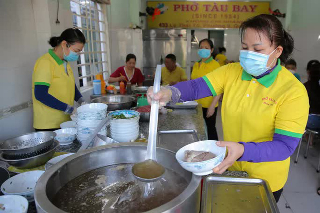  Cận cảnh tưng bừng hàng quán ở TP HCM ngày đầu phục vụ khách tại chỗ  - Ảnh 2.