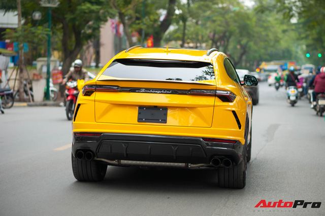 Trở thành lãnh đạo ngân hàng ở tuổi 32, cậu cả nhà bầu Hiển còn khiến dân tình chết mê khi check-in cùng dàn xe trị giá hơn 100 tỷ đồng - Ảnh 7. Trở thành lãnh đạo ngân hàng ở tuổi 32, cậu cả nhà bầu Hiển còn khiến dân tình chết mê khi check-in cùng dàn xe trị giá hơn 100 tỷ đồng - Ảnh 7.