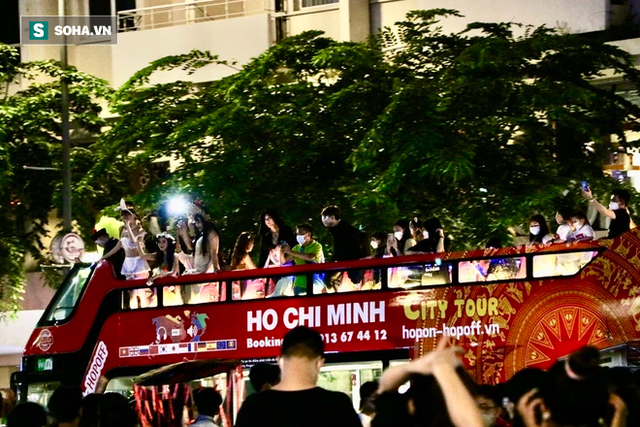 Sài Gòn tắc nghẽn chưa từng thấy trong đêm Halloween, CSGT xử phạt không xuể - Ảnh 4.