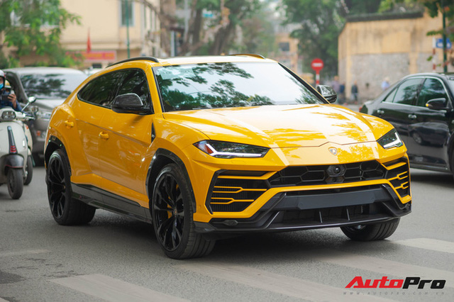 Trở thành lãnh đạo ngân hàng ở tuổi 32, cậu cả nhà bầu Hiển còn khiến dân tình chết mê khi check-in cùng dàn xe trị giá hơn 100 tỷ đồng - Ảnh 6. Trở thành lãnh đạo ngân hàng ở tuổi 32, cậu cả nhà bầu Hiển còn khiến dân tình chết mê khi check-in cùng dàn xe trị giá hơn 100 tỷ đồng - Ảnh 6.