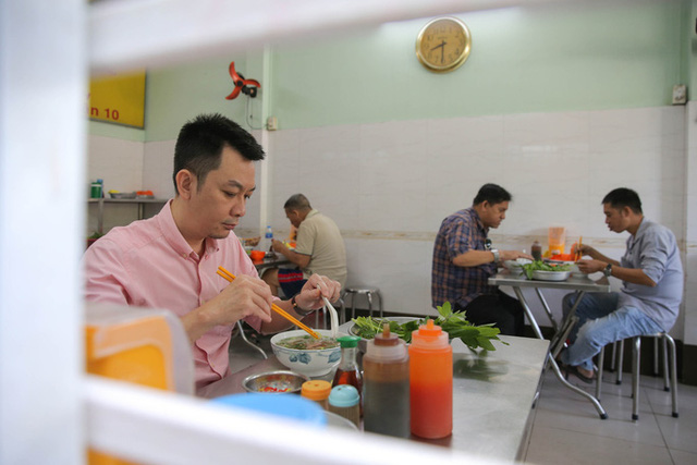  Cận cảnh tưng bừng hàng quán ở TP HCM ngày đầu phục vụ khách tại chỗ  - Ảnh 5.