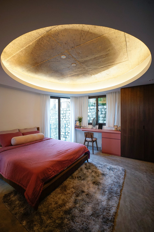 Nhà ở Đà Lạt được ví như “cuộc chơi của những sự đối lập”, tận dụng cửa kính lấy view rừng đẹp quên sầu - Ảnh 15.