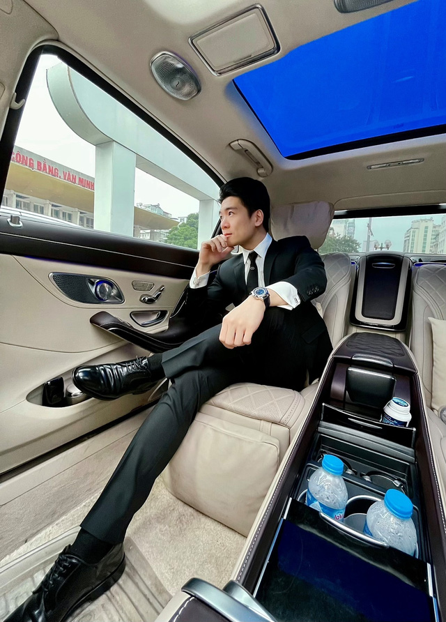 Trở thành lãnh đạo ngân hàng ở tuổi 32, cậu cả nhà bầu Hiển còn khiến dân tình chết mê khi check-in cùng dàn xe trị giá hơn 100 tỷ đồng - Ảnh 1. Trở thành lãnh đạo ngân hàng ở tuổi 32, cậu cả nhà bầu Hiển còn khiến dân tình chết mê khi check-in cùng dàn xe trị giá hơn 100 tỷ đồng - Ảnh 1.