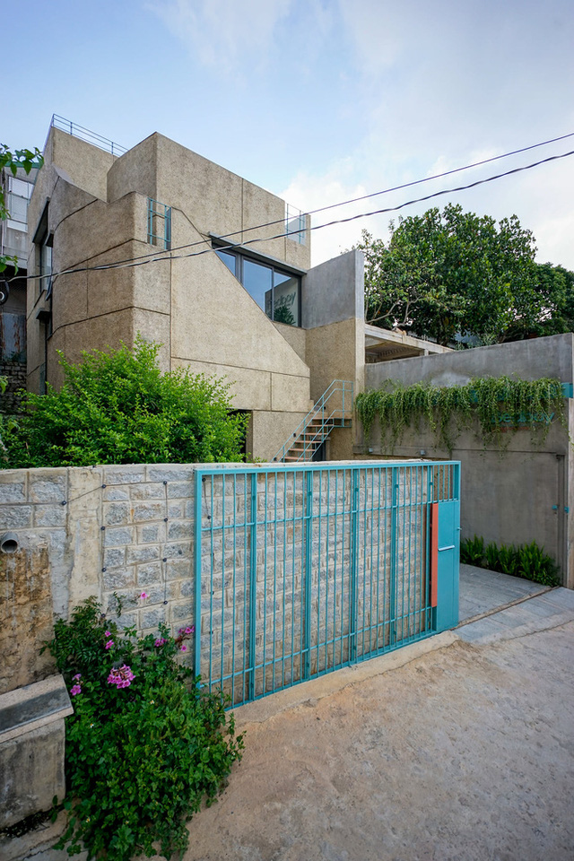 Nhà ở Đà Lạt được ví như “cuộc chơi của những sự đối lập”, tận dụng cửa kính lấy view rừng đẹp quên sầu - Ảnh 1.