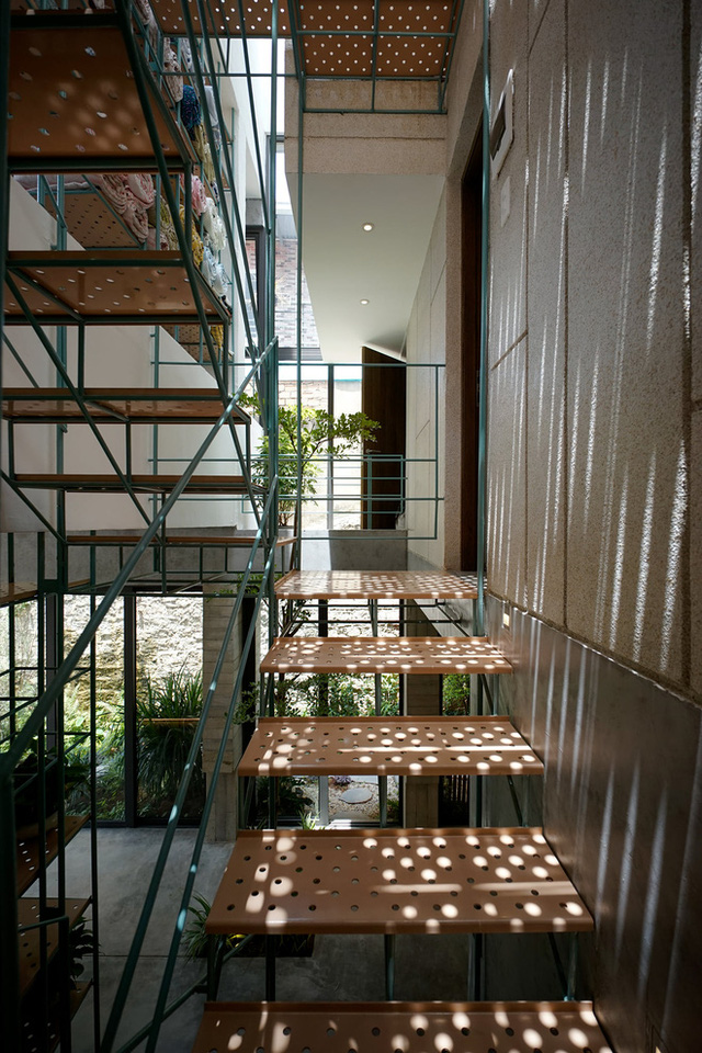 Nhà ở Đà Lạt được ví như “cuộc chơi của những sự đối lập”, tận dụng cửa kính lấy view rừng đẹp quên sầu - Ảnh 12.