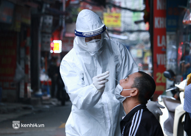 Hà Nội: Lấy mẫu xét nghiệm cho tiểu thương và người dân chợ Khương Đình sau ca dương tính SARS-CoV-2 - Ảnh 6. Hà Nội: Lấy mẫu xét nghiệm cho tiểu thương và người dân chợ Khương Đình sau ca dương tính SARS-CoV-2 - Ảnh 6.