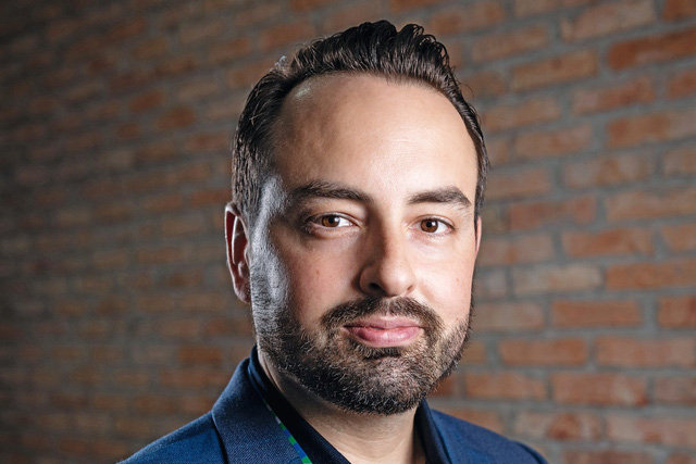 Chàng trai mồ côi cha mẹ, ngộ độc thuốc giả trở thành ‘ông trùm’ chuỗi nhà thuốc lớn nhất Việt Nam - Ảnh 1.