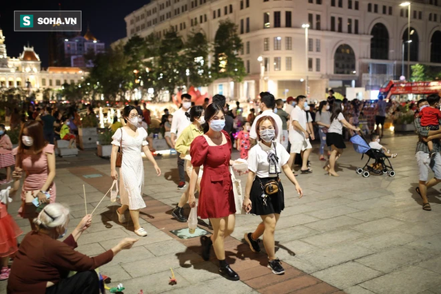 Sài Gòn tắc nghẽn chưa từng thấy trong đêm Halloween, CSGT xử phạt không xuể - Ảnh 5.