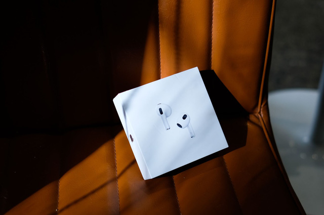Trải nghiệm AirPods 3: Nâng cấp sáng giá, kế thừa nhiều tính năng xịn từ AirPods Pro, chỉ có giá là chát - Ảnh 1. Trải nghiệm AirPods 3: Nâng cấp sáng giá, kế thừa nhiều tính năng xịn từ AirPods Pro, chỉ có giá là chát - Ảnh 1.