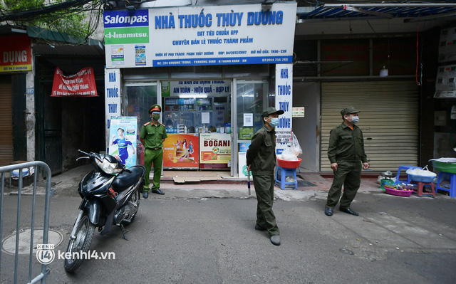 Hà Nội: Lấy mẫu xét nghiệm cho tiểu thương và người dân chợ Khương Đình sau ca dương tính SARS-CoV-2 - Ảnh 1. Hà Nội: Lấy mẫu xét nghiệm cho tiểu thương và người dân chợ Khương Đình sau ca dương tính SARS-CoV-2 - Ảnh 1.