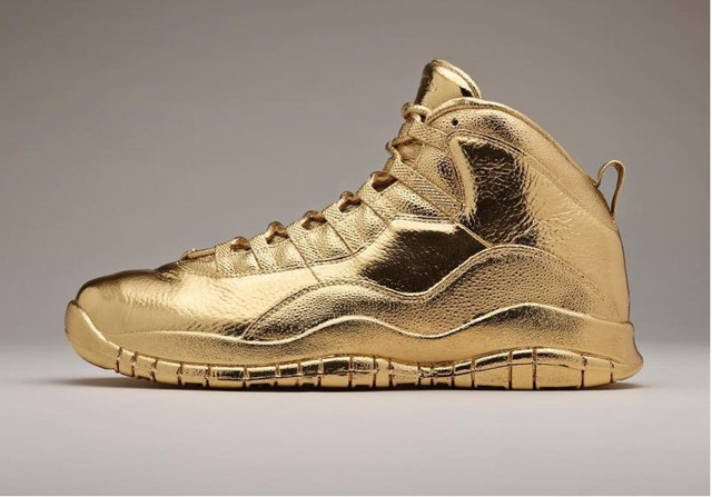 9 đôi giày đắt nhất thế giới được hội siêu giàu tán thưởng: Đôi nạm kim cương, dát vàng nguyên khối, đôi gây loá mắt vì đính mảnh thiên thạch từ thế kỉ 16 - Ảnh 1.