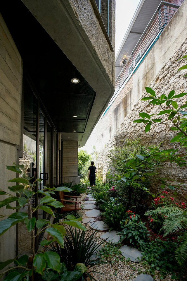 Nhà ở Đà Lạt được ví như “cuộc chơi của những sự đối lập”, tận dụng cửa kính lấy view rừng đẹp quên sầu - Ảnh 8.