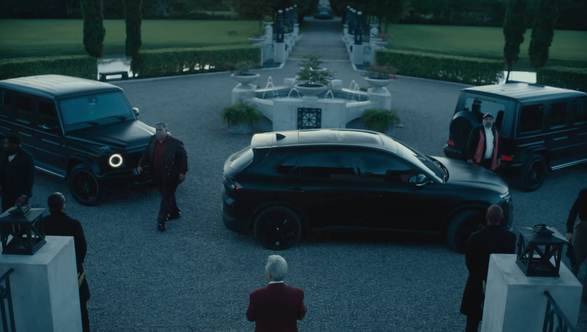 VinFast VF 8 xuất hiện cực ngầu trong MV ca nhạc của 'ông hoàng tỷ view' J Balvin, được hộ tống bằng 2 chiếc Mercedes G63- Ảnh 4.