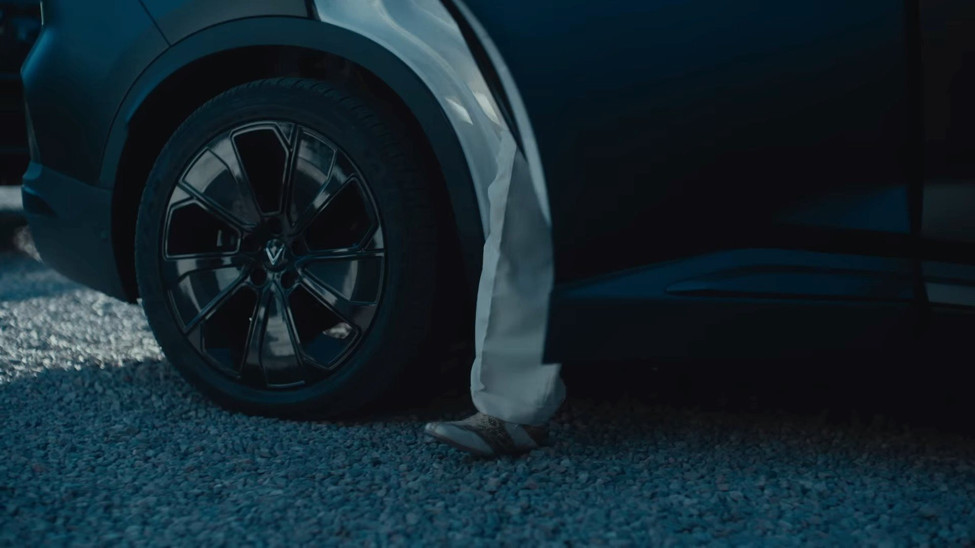 VinFast VF 8 xuất hiện cực ngầu trong MV ca nhạc của 'ông hoàng tỷ view' J Balvin, được hộ tống bằng 2 chiếc Mercedes G63- Ảnh 3.