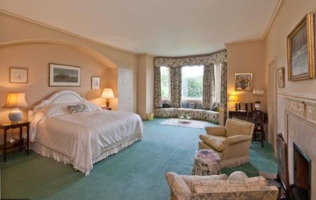 Nhà chính bao gồm 10 phòng ngủ rộng rãi